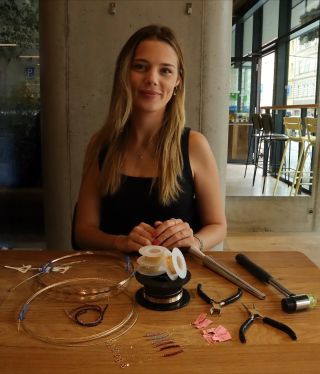 Můj happy place = stůl plný drátků a korálků ⚒️💛✨ Každý šperk začíná jako hromádka materiálu a nápad v mé hlavě… a pak...