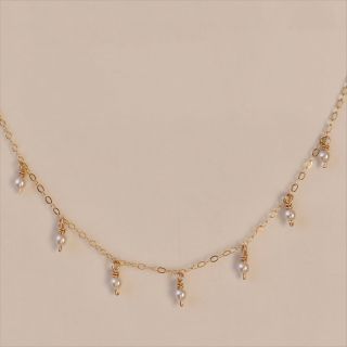 Jemnost, jednoduchost a krasa v detailu✨ To je to, co definuje náhrdelník Perlový Dešť. 🐚 Naše šperky jsou: 𓇼 Ručně...