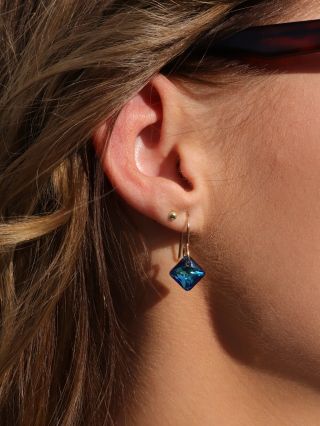 Tmavě Modré Square Náušnice! 🪼❄️ Naše kousky jsou: 𓇼 Ručně tvořené ✋🏼 𓇼 Vyrobené z 14K plněného zlata a Swarovski korálky...